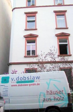 Der Einbau der dreigeteilten Fenster lt die Fassade wieder ein Stck stimmiger erscheinen.