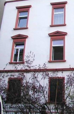 Der Einbau der dreigeteilten Fenster lt die Fassade wieder ein Stck stimmiger erscheinen.
