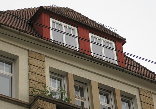 Die neuen Fenster im Dachgescho und die Fenster des originalen Bestand ein Stockwerk tiefer.
