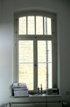 Der Einbau der dreigeteilten Fenster lt die Fassade wieder ein Stck stimmiger erscheinen.