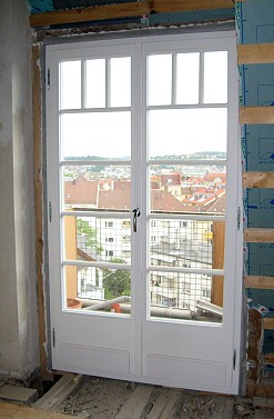 Der Einbau der dreigeteilten Fenster lt die Fassade wieder ein Stck stimmiger erscheinen.