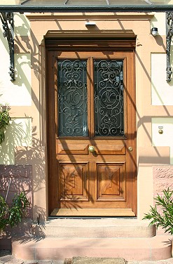 Das Ergebnis: Das obere Querfries des von uns angefertigten Rahmens vermittelt zwischen dem Profil des Steingewandes und der neuen, alten T�r.