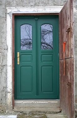 Die dem Original nachempfundene zweite Tr, eine einflgelige Tr, die die Teilung des Originals aufnimmt.