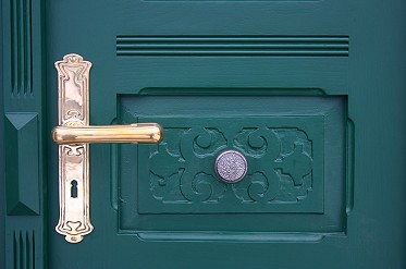 Alt und neu nebeneinander: Der Trdrcker aus Messing ist eine Reproduktion von Replicata, der gusseiserne Trknauf das auf der Tr vorgefundene Orginal.