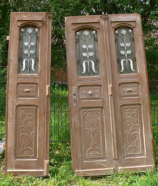 Der Originalzustand der Vorderseite der Haustr, wunderbare Schnitzereien und elegante Trgitter.