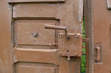 Im Detail gut sichtbar, der im Bereich der Mittelfriese recht bescheidene Erhaltungszustand.