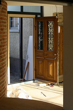 Die Gr�nderzeit-Haust�r schwebt f�rmlich in ihrem Rahmen.