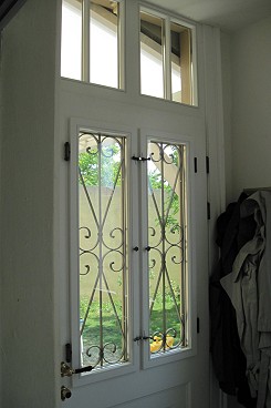 Die groen Glasausschnitte und das groe Oberlicht in Festverglasung geben den Blick nach Auen frei.
