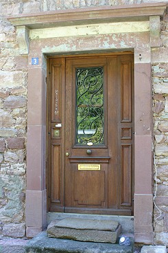 Diese wunderschne Haustr mit sehr groem Lichtausschnitt passt sich ausgesprochen stimmig in das Trgewand ein.