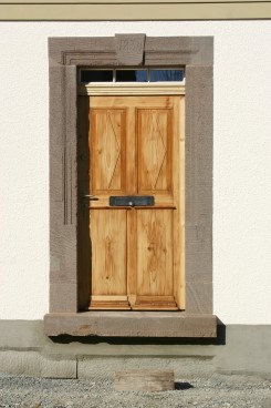 Tr und Sandsteingewand vor Fertigstellung der Auenanlagen