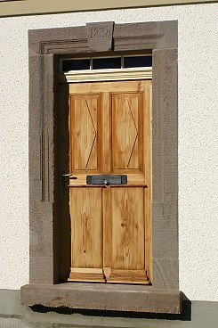 Seitlich betrachten lsst sich die Profilierung durch den Schattenwurf besser erkennen.