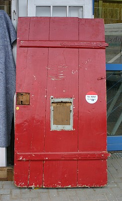 Die Innenseite der Tr vor der Restaurierung.