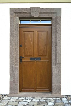 Haustr in typischer Biedermeierform mit einem schmalen Oberlicht.