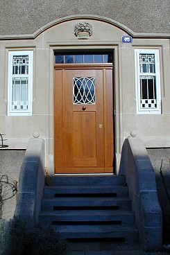 Die Vorderseite der Haustr in geschlossenem Zustand.