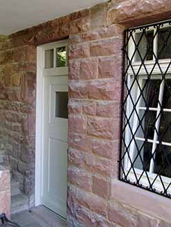 Die Vorderseite der Haustr in geschlossenem Zustand.