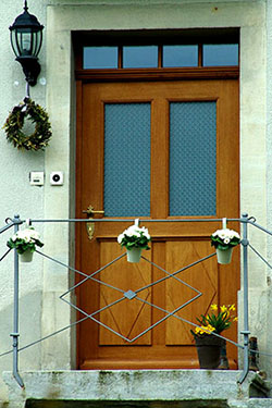 Nachbau einer historischen Haustr mit Motiven des Biedermeier