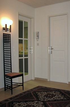 Seit an Seit: Eine Glastr zwischen Flur und Kche, direkt daneben die Tr des Gste-WC.