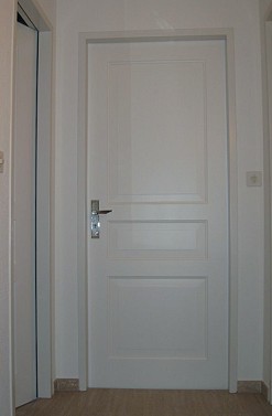 Eine Zimmertr mit drei Fllungen