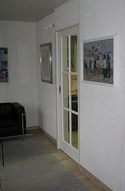 Eine als Schiebetr ausgefhrte Glastr.