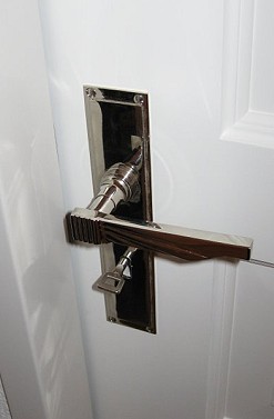 Eine Zimmertrgarnitur im Stile des Art dco.