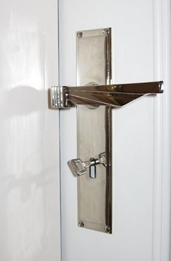 Eine Zimmertrgarnitur im Stile des Art dco.