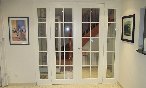 Blick aus dem Wohnzimmer auf die zweiflgelige Zimmertr die als thermische und akustische Abtrennung zwischen Wohnzimmer und Flur dient.