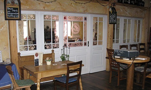 Eine verschiebbare Raumabtrennung aus historischen Glasabschlu�t�ren mit neuen Musselinglasscheiben.