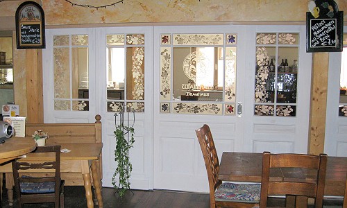 Eine verschiebbare Raumabtrennung aus historischen Glasabschlu�t�ren mit neuen Musselinglasscheiben.