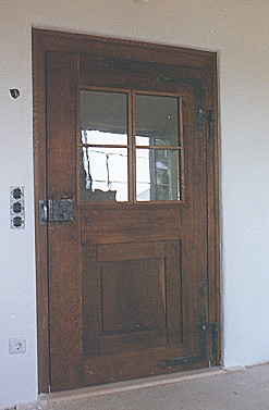 Eine restaurierte Haust�r als Zimmert�r