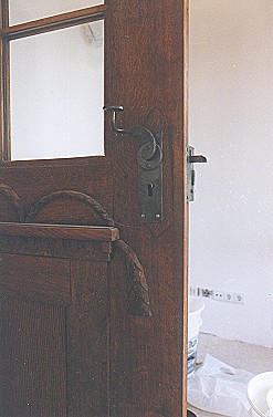 Eine restaurierte Haust�r als Zimmert�r