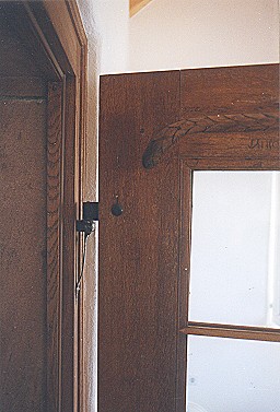 Eine restaurierte Haust�r als Zimmert�r